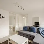Belfast Chic: Elegant 2Br Sleeps 5, Prime Location