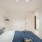 Belfast Chic: Elegant 2Br Sleeps 5, Prime Location