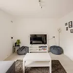 Belfast Chic: Elegant 2Br Sleeps 5, Prime Location
