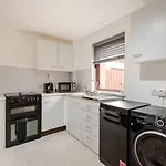 Belfast Chic: Elegant 2Br Sleeps 5, Prime Location