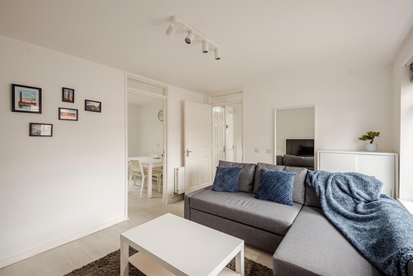 Chic: Elegant 2br Sleeps 5, Prime Location Apartment Belfast