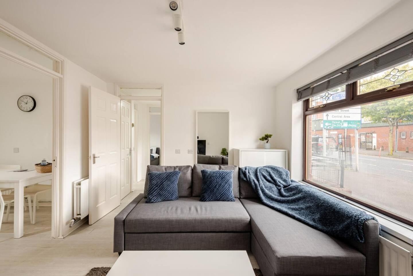 Chic: Elegant 2br Sleeps 5, Prime Location *