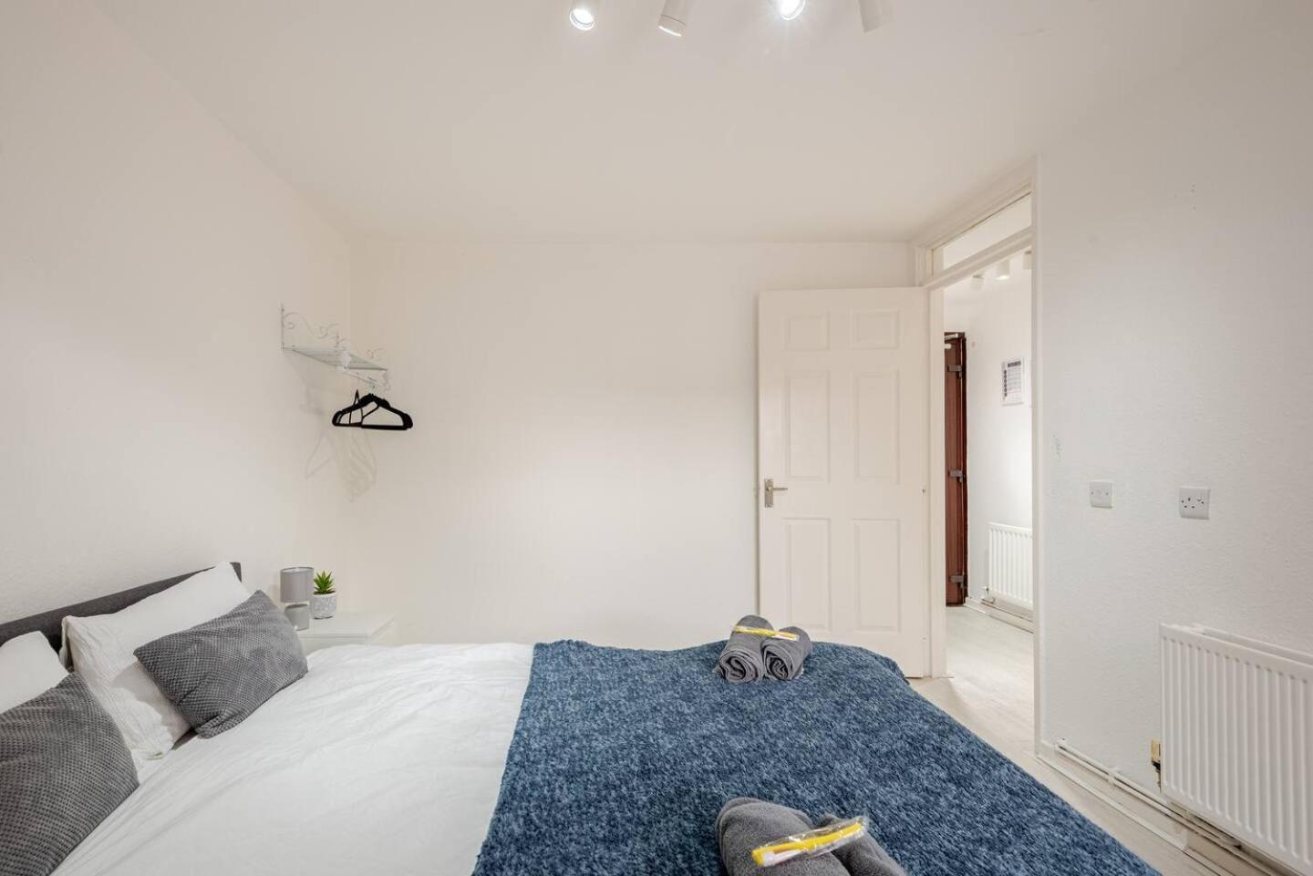 Chic: Elegant 2br Sleeps 5, Prime Location Belfast