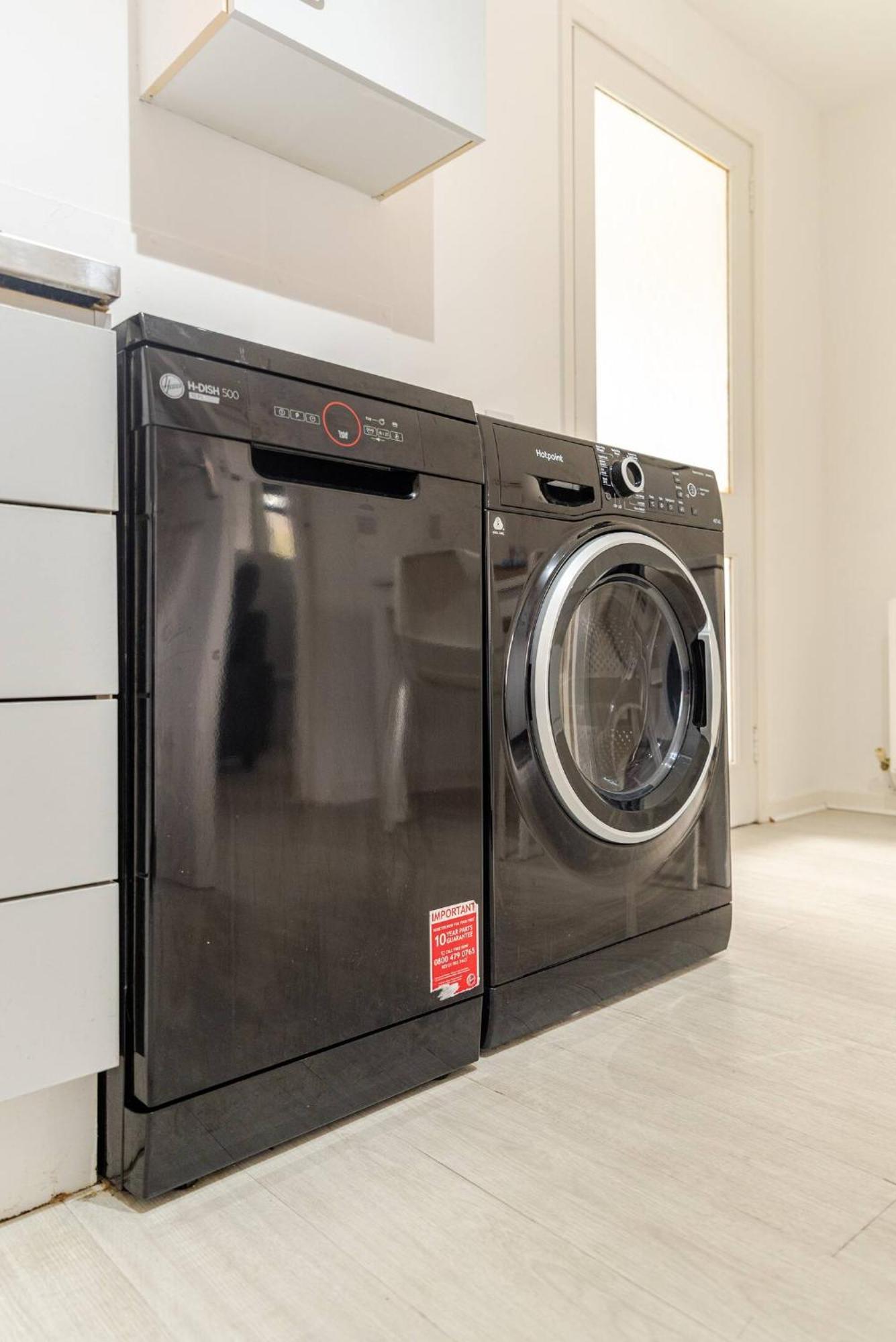 Apartment Chic: Elegant 2br Sleeps 5, Prime Location Belfast