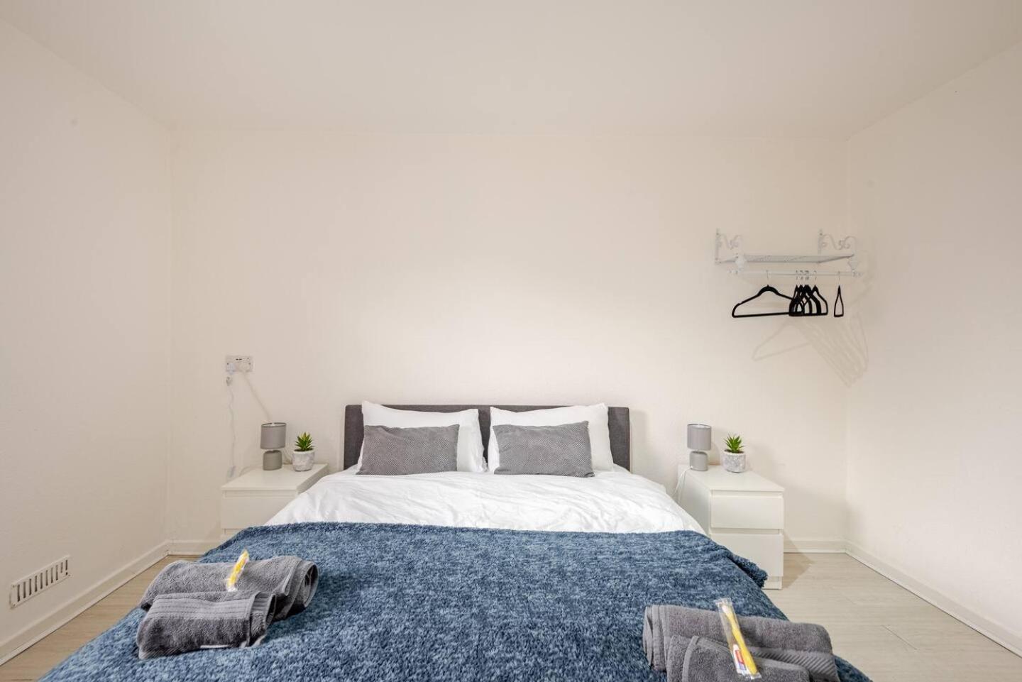 Apartment Chic: Elegant 2br Sleeps 5, Prime Location