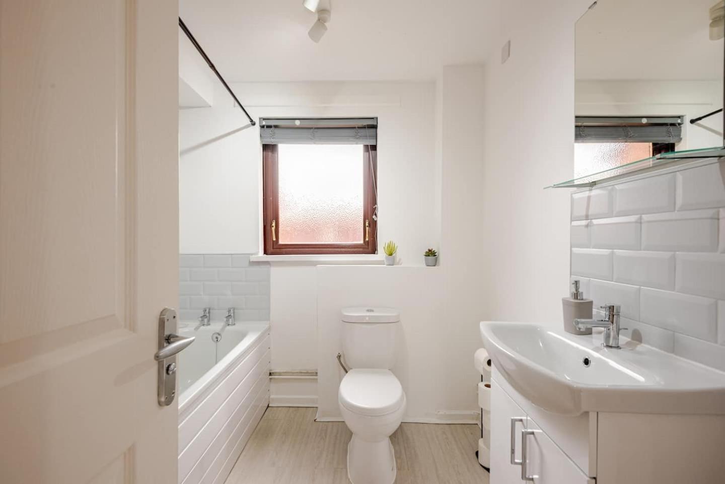 Chic: Elegant 2br Sleeps 5, Prime Location * Belfast