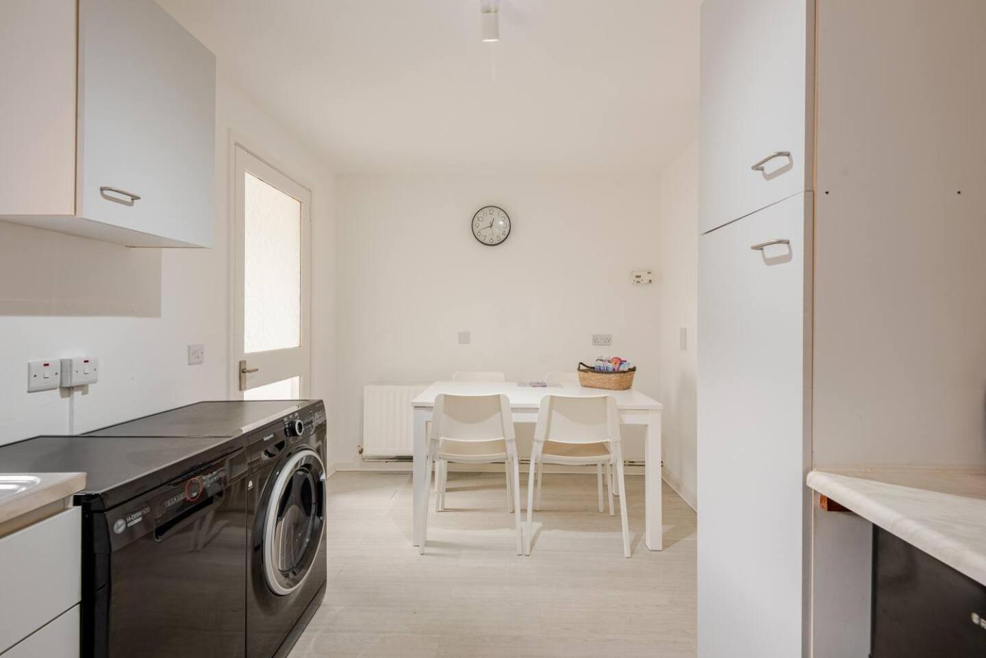 Apartment Chic: Elegant 2br Sleeps 5, Prime Location